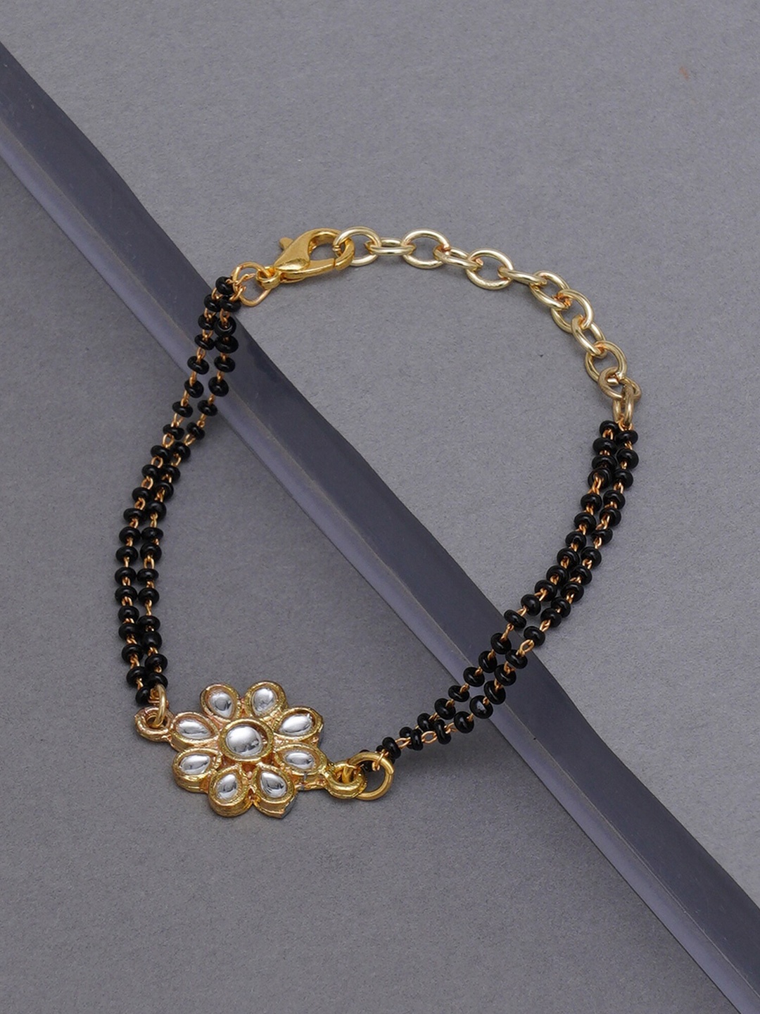 

KARATCART Women Gold-Toned & Black Kundan Handcrafted Gold-Plated Charm Bracelet