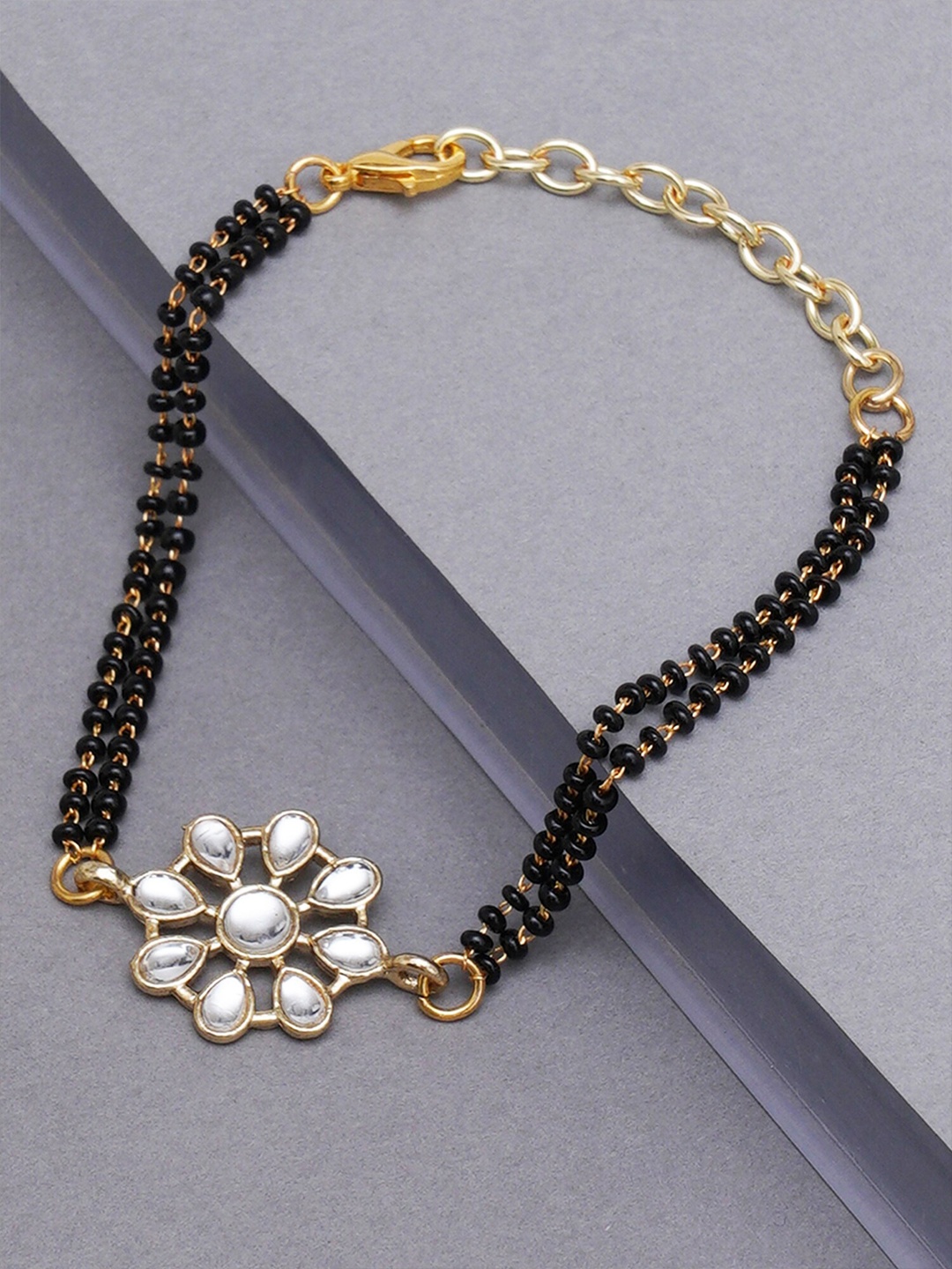 

KARATCART Women Gold-Toned & Black Kundan Handcrafted Gold-Plated Charm Bracelet