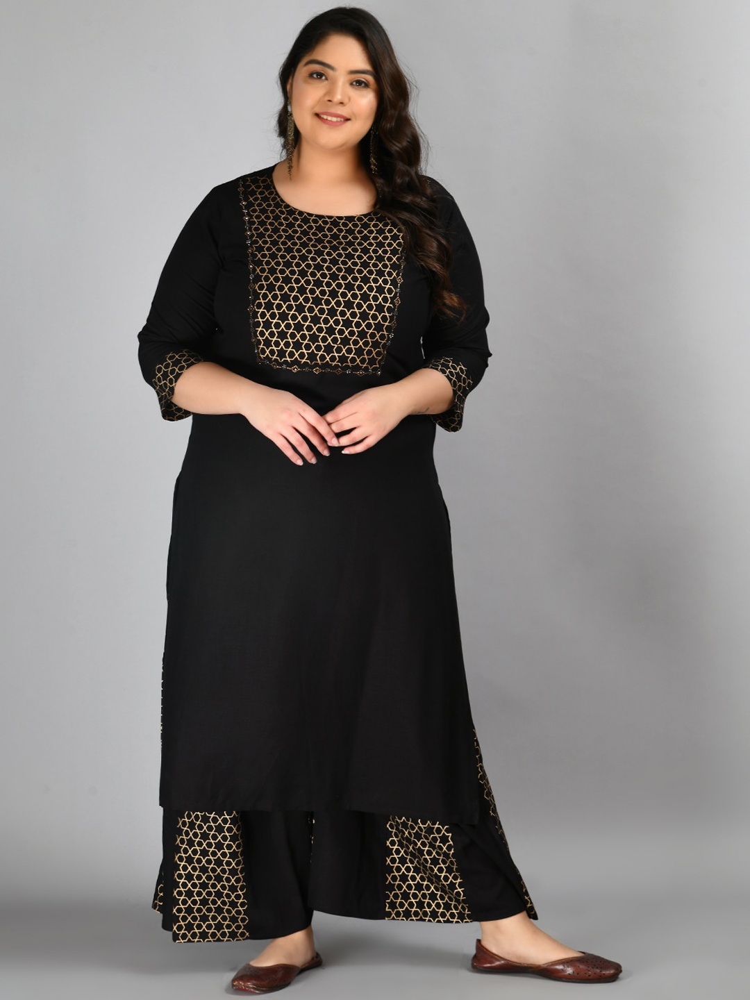 

PrettyPlus by Desinoor com Women Black Yoke Design Empire Kurta with Sharara