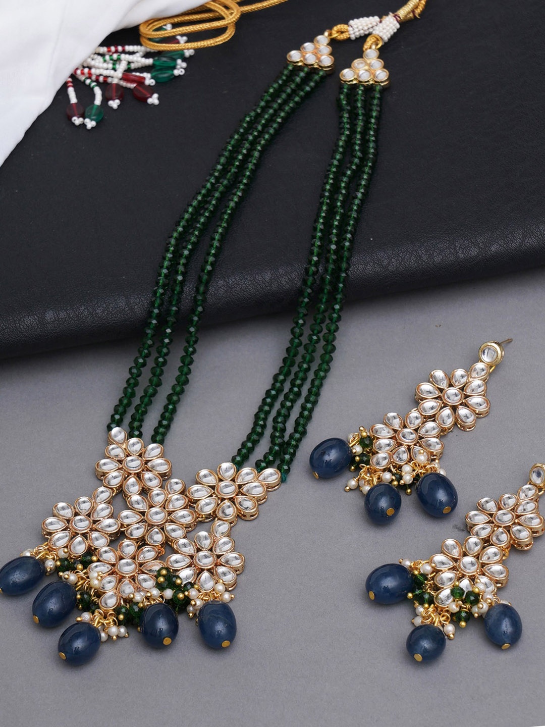 

KARATCART Gold-Plated White Kundan-Studded Beaded Jewellery Set