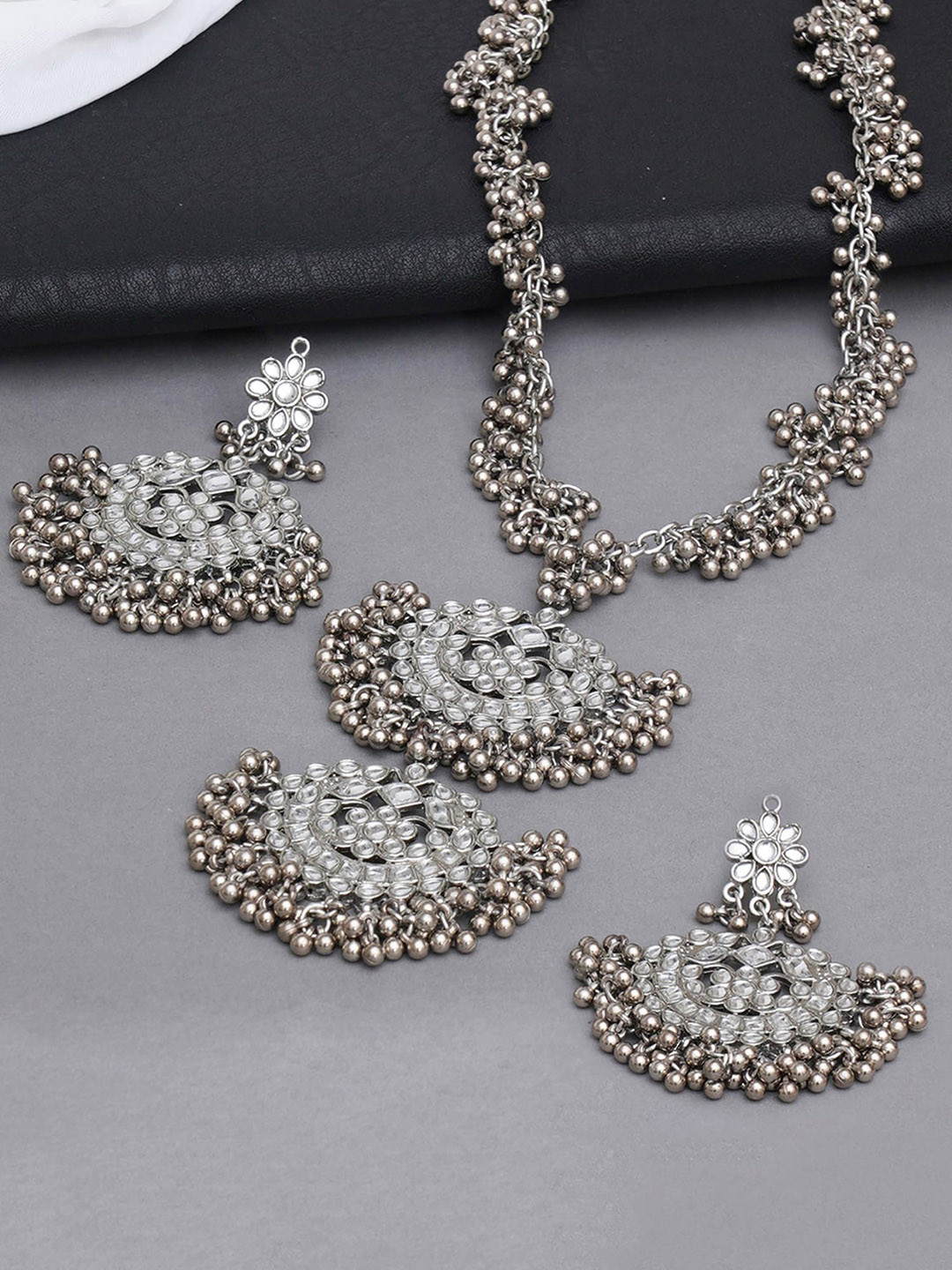 

KARATCART Oxidised Silver-Plated White Kundan-Studded Beaded Jewellery Set
