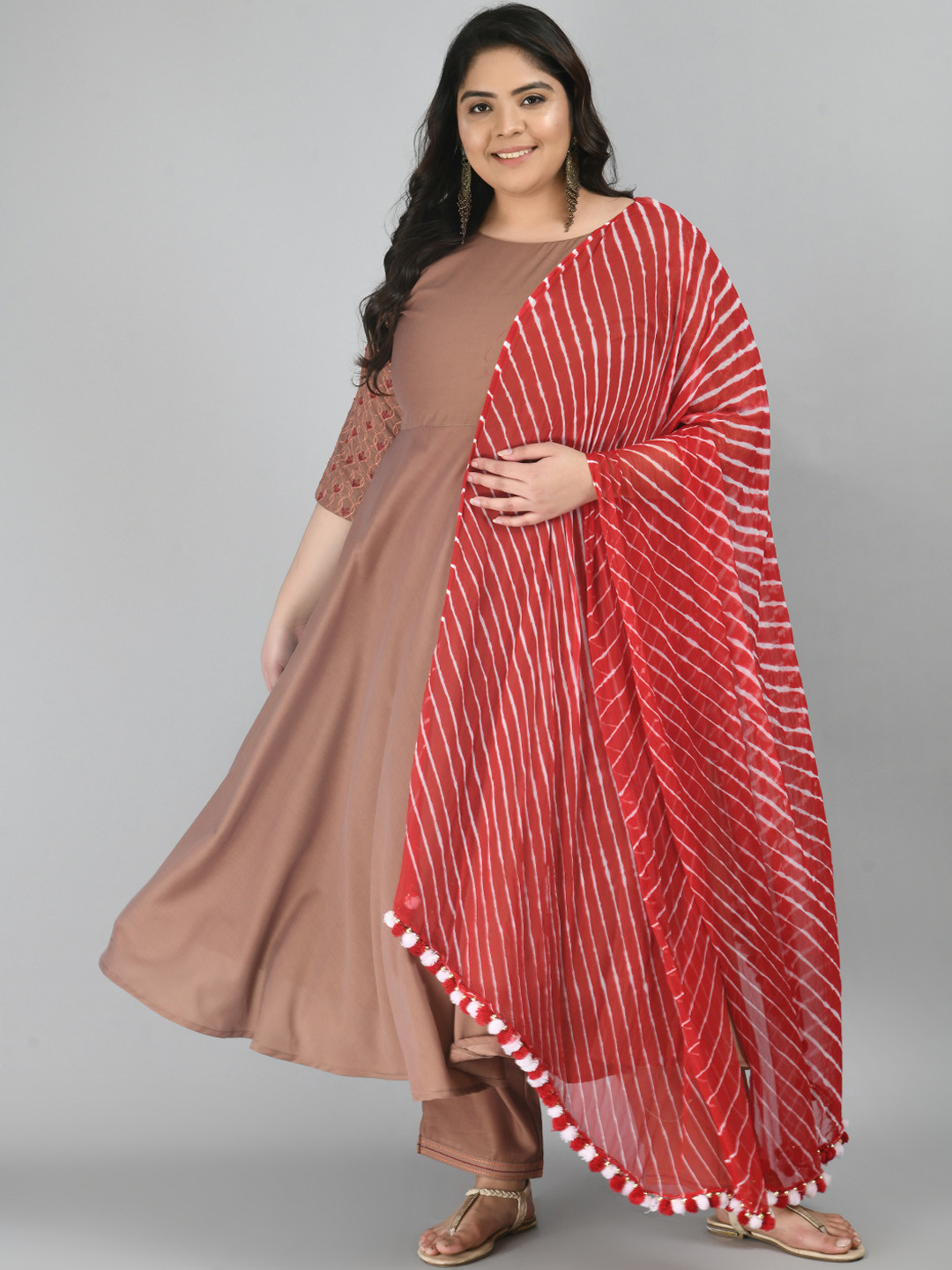

PrettyPlus by Desinoor com Women Camel Brown Regular Aari Work Kurti with Trousers & With Dupatta