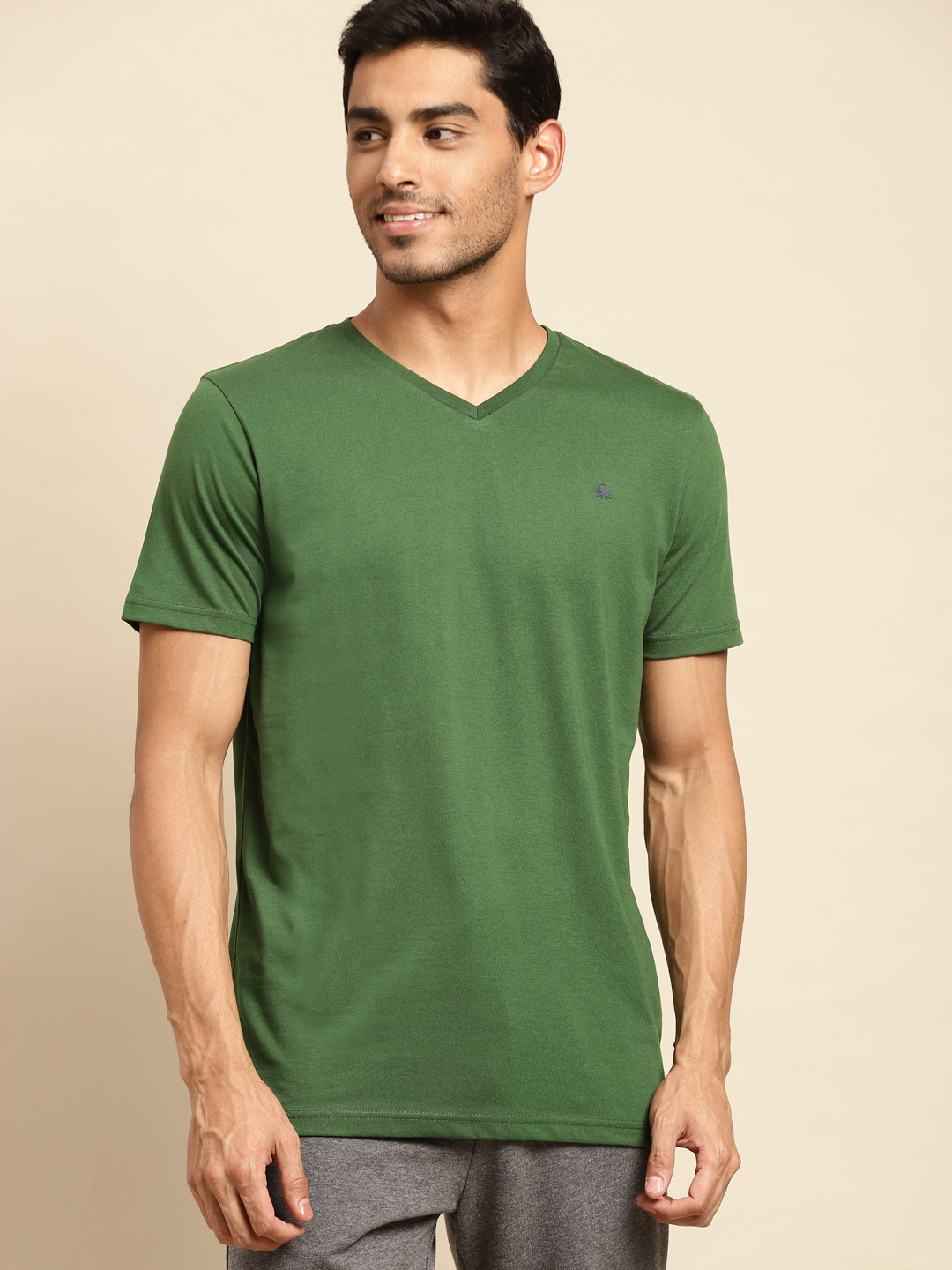 

United Colors of Benetton Men Olive Green Solid V-Neck T-shirt