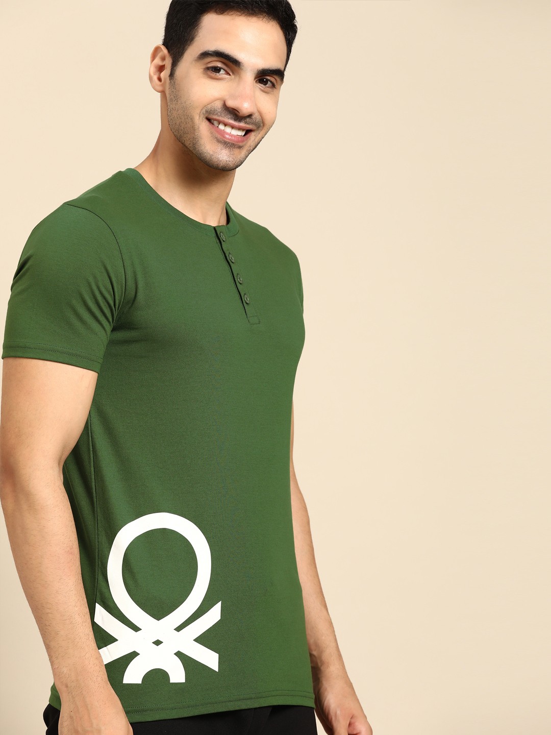 

United Colors of Benetton Men Green Brand Logo Printed Henley Neck T-shirt