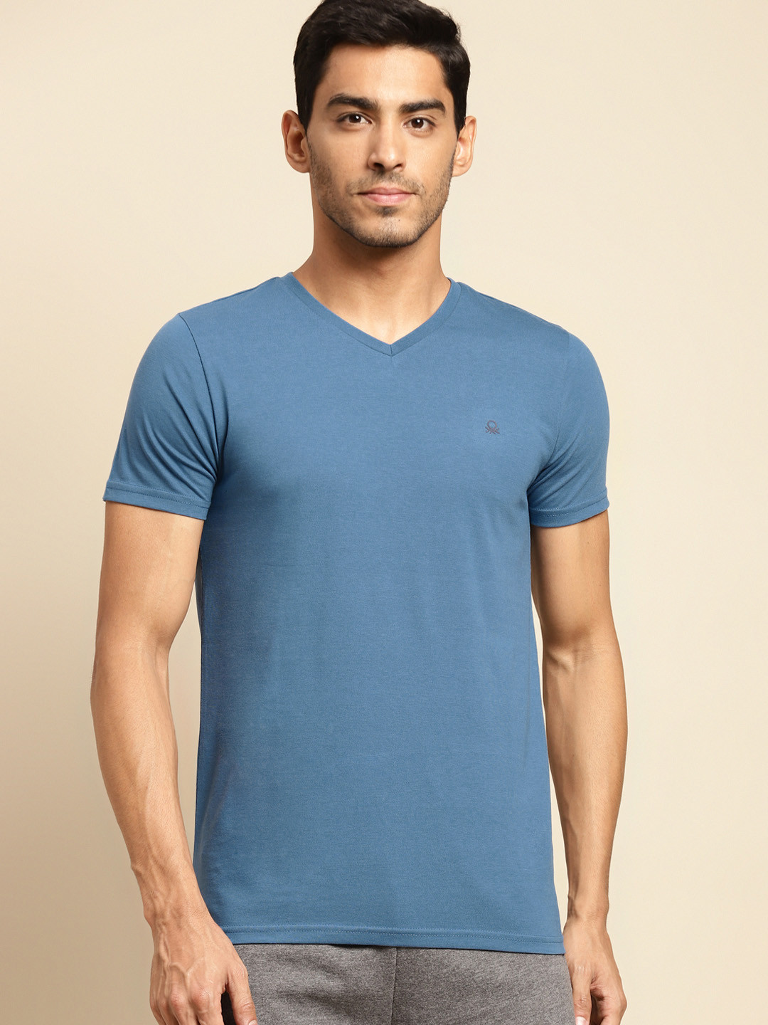

United Colors of Benetton Men Blue Solid V-Neck T-shirt