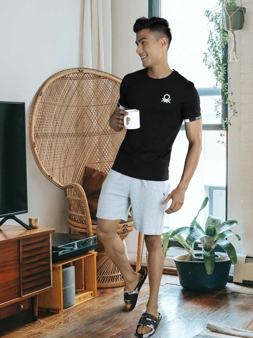 

United Colors of Benetton Men Black T-shirt