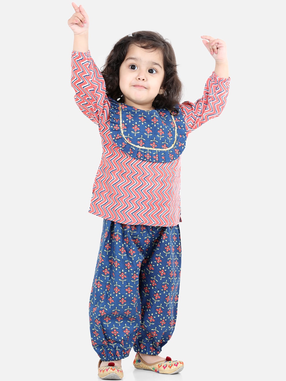 

BownBee Girls Peach-Coloured Bandhani Printed Gotta Patti Pure Cotton Top with Harem Pants