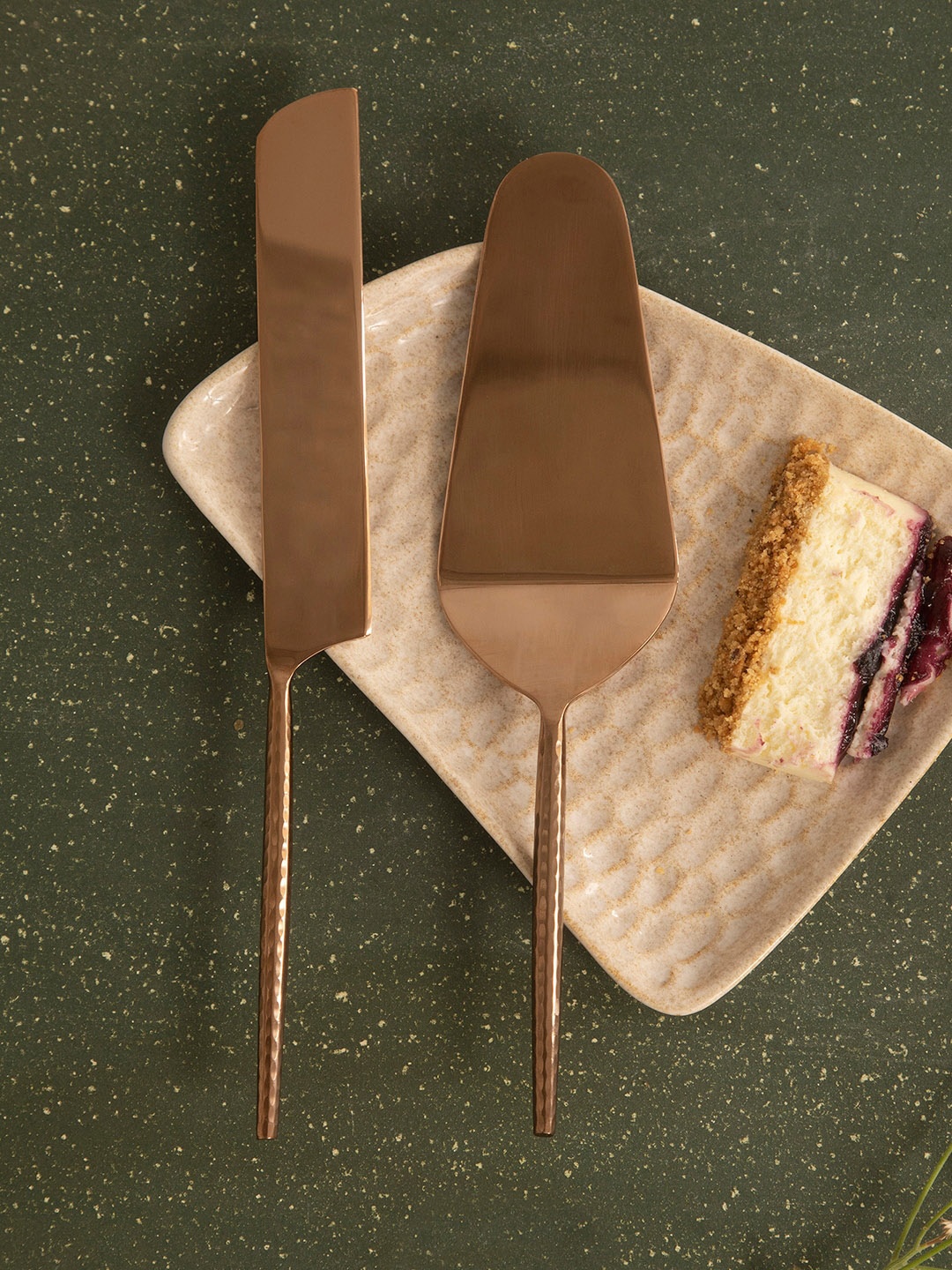

ellementry Set of 2 Rose Gold-Toned Stainless Steel Hammered Handle Cake Server Set