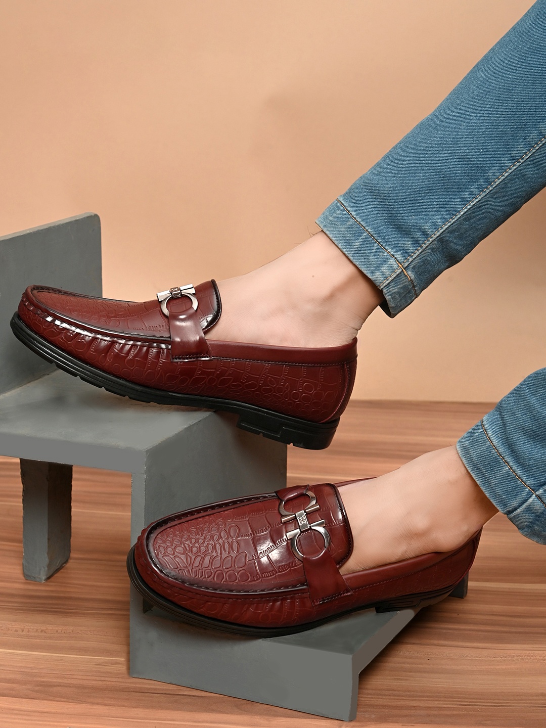 

San Frissco Men Burgundy Animal Textured Lightweight Loafers