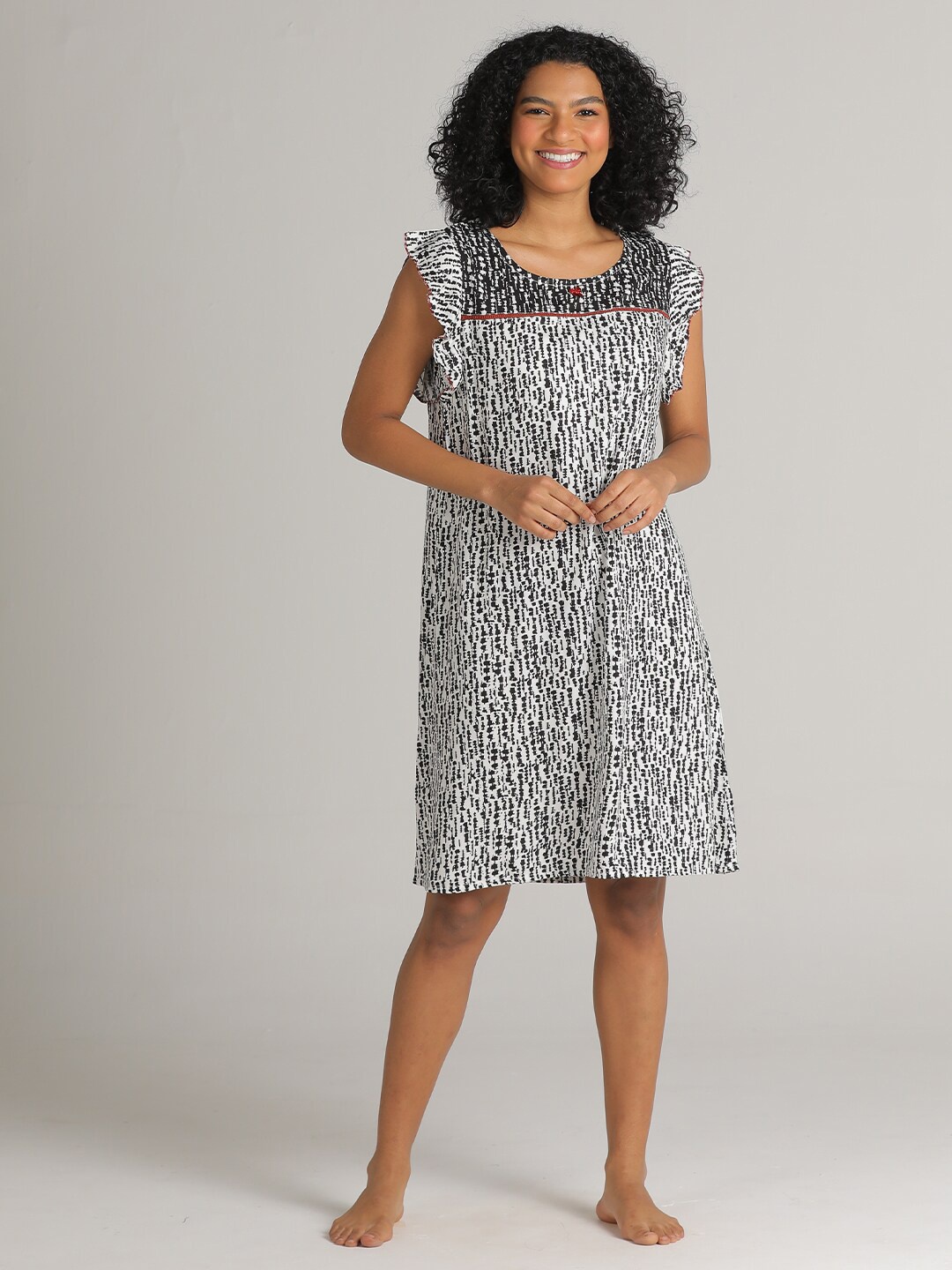 

evolove Women Black & White Abstract Printed Nightdress