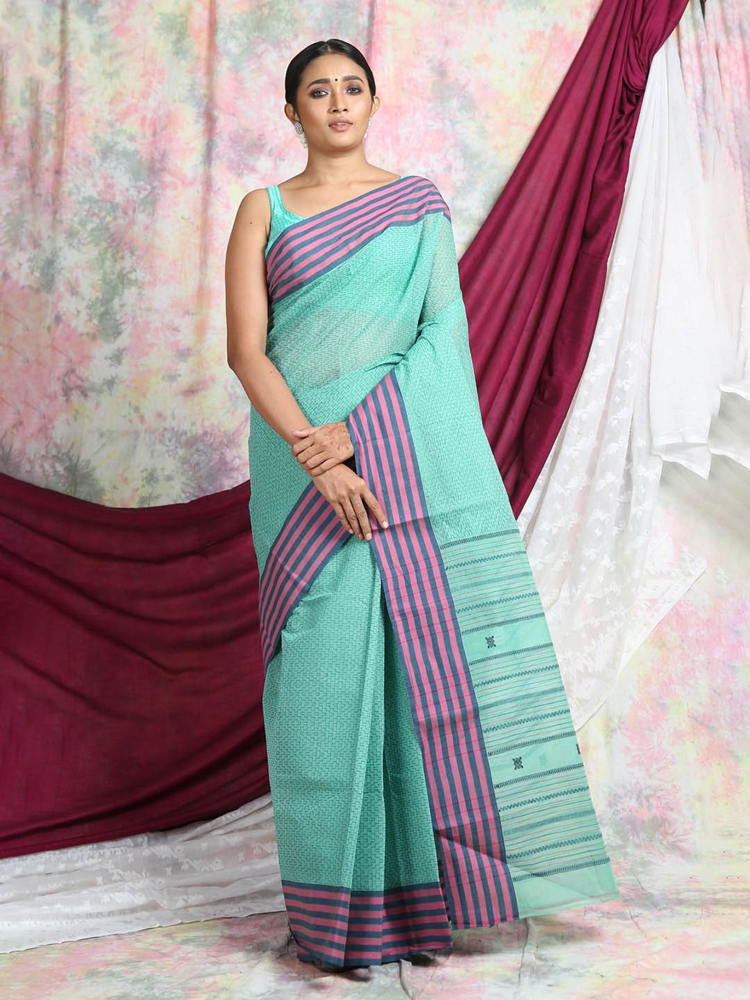 

Arhi Sea Green & Pink Geometric Pure Cotton Taant Saree