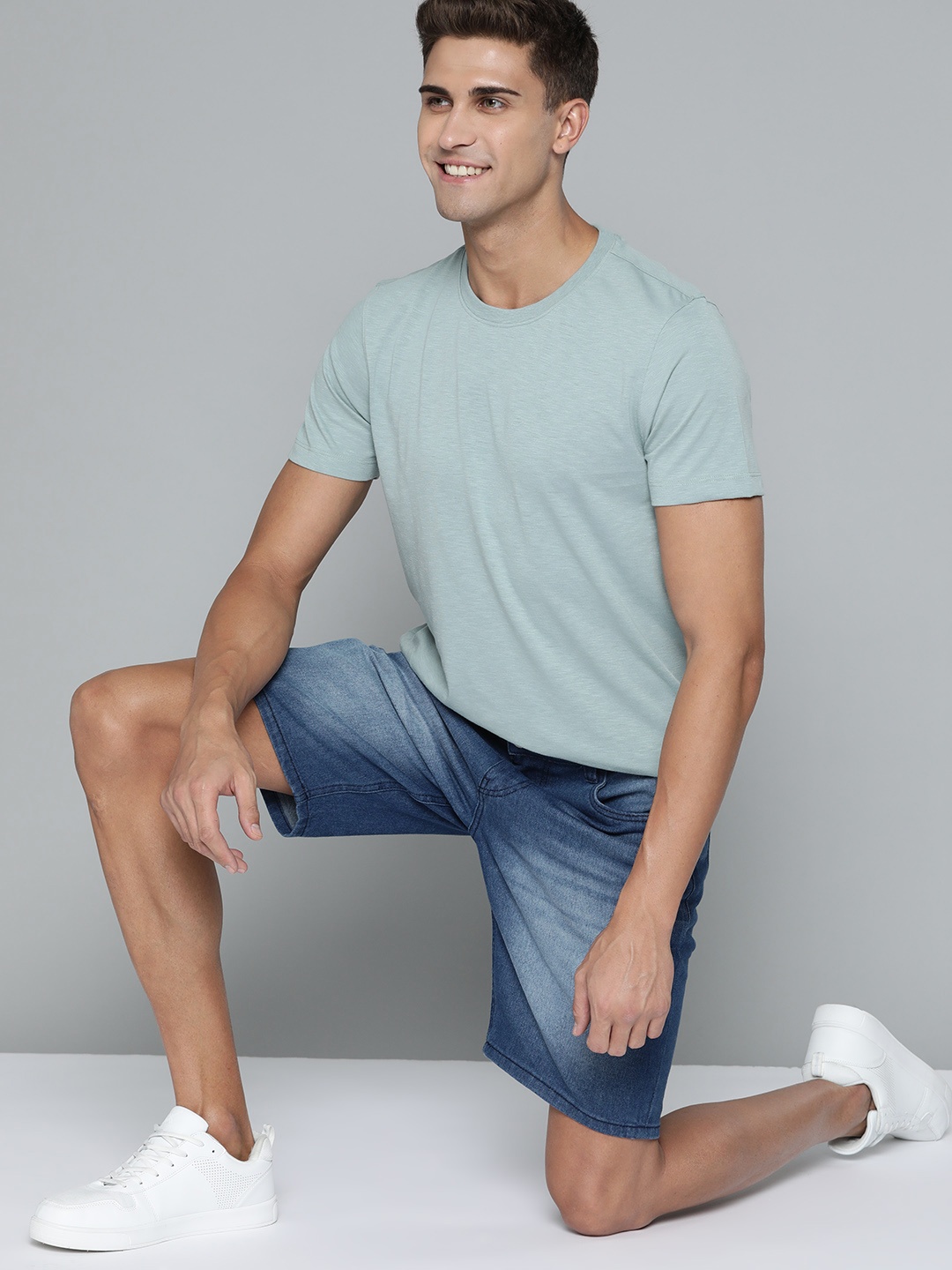 

Mast & Harbour Men Blue Solid Knitted T-shirt