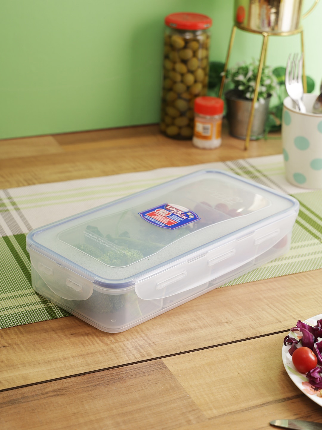 

Lock & Lock Transparent Plastic Airtight Food Storage Container With Leakproof Lid 1.6 L