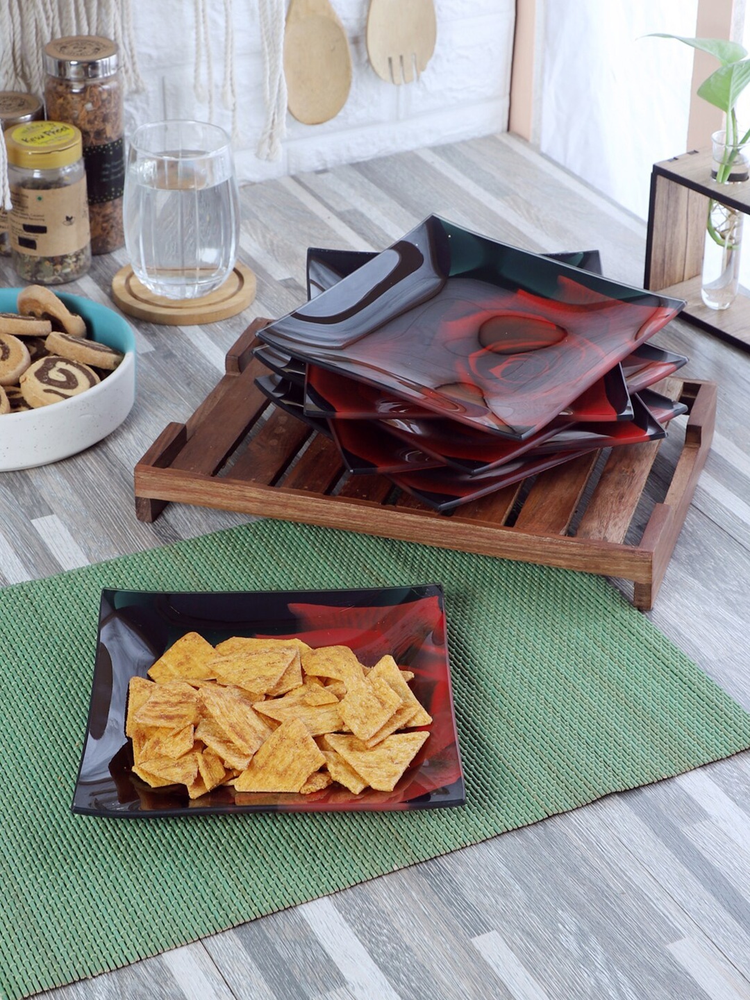 

ceradeco Black & Red 6 Pieces Floral Printed Glass Glossy Plates