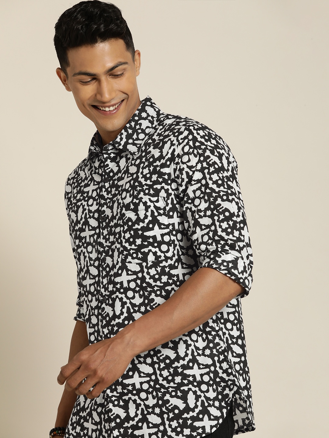

Taavi Men Black And White Bagru Folk Printed Pure Cotton Casual Shirt
