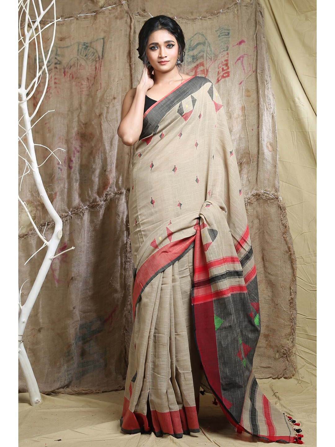

Arhi Beige & Black Woven Design Saree