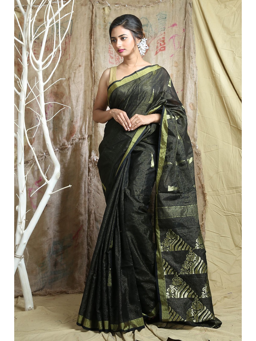 

Arhi Black & Gold-Toned Zari Tissue Saree