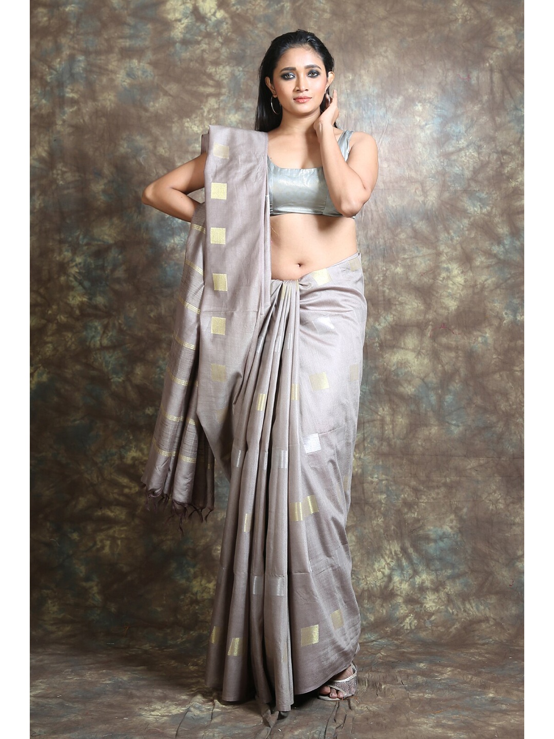 

Arhi Grey & Gold-Toned Woven Design Saree