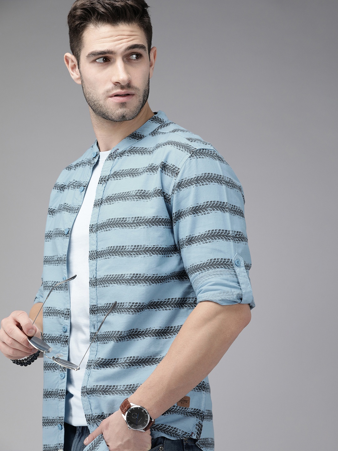 

Roadster Men Blue Horizontal Striped Casual Shirt