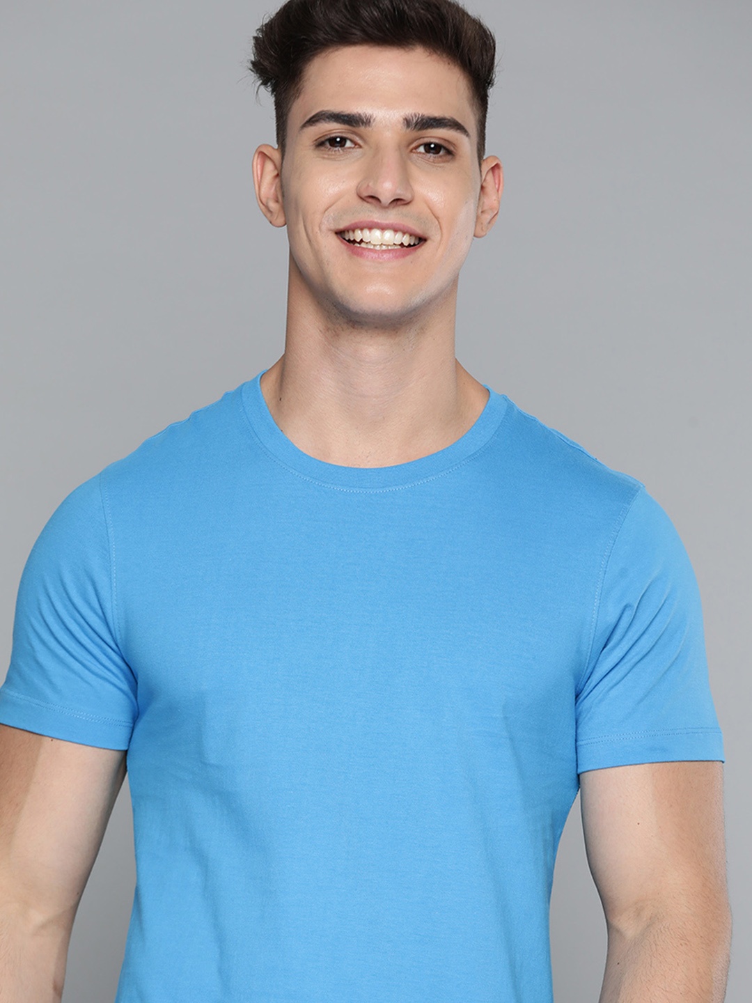 

Mast & Harbour Men Blue Solid Pure Cotton T-shirt