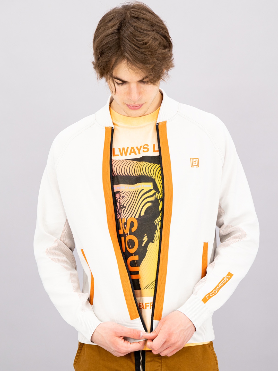 

FREESOUL Men Off White Colourblocked Sweatshirt