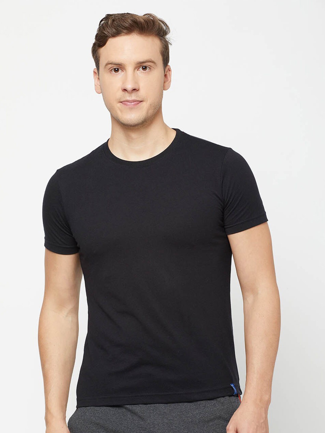 

SPORTO Men Black Solid Cotton Regular-Fit T-shirt