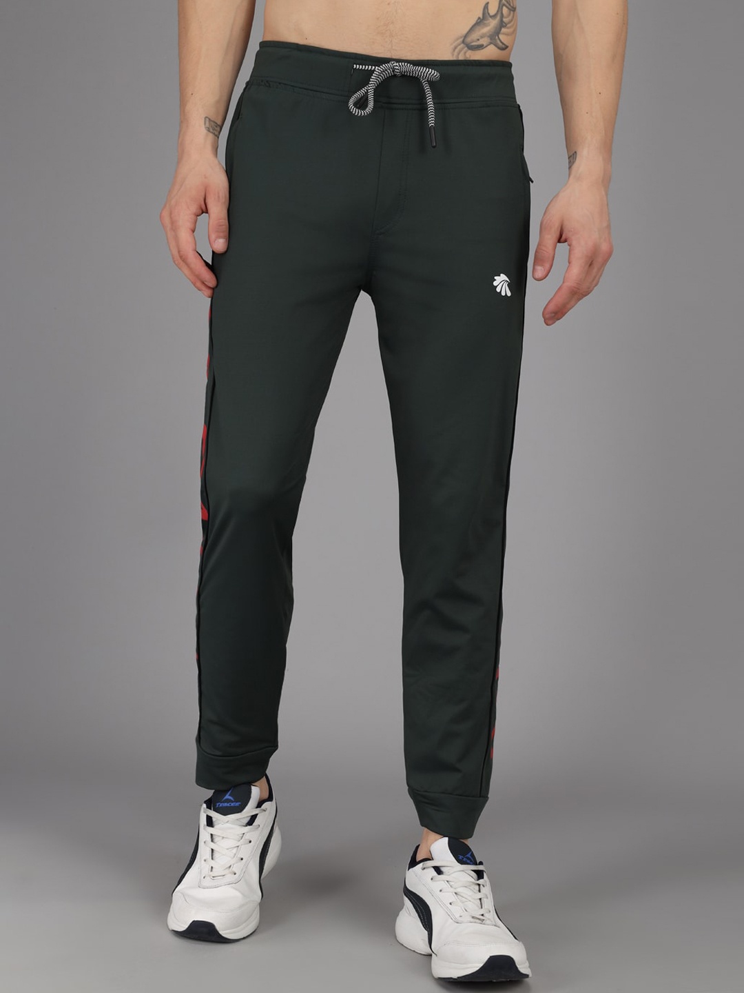 

Gallus Men Green Solid Joggers