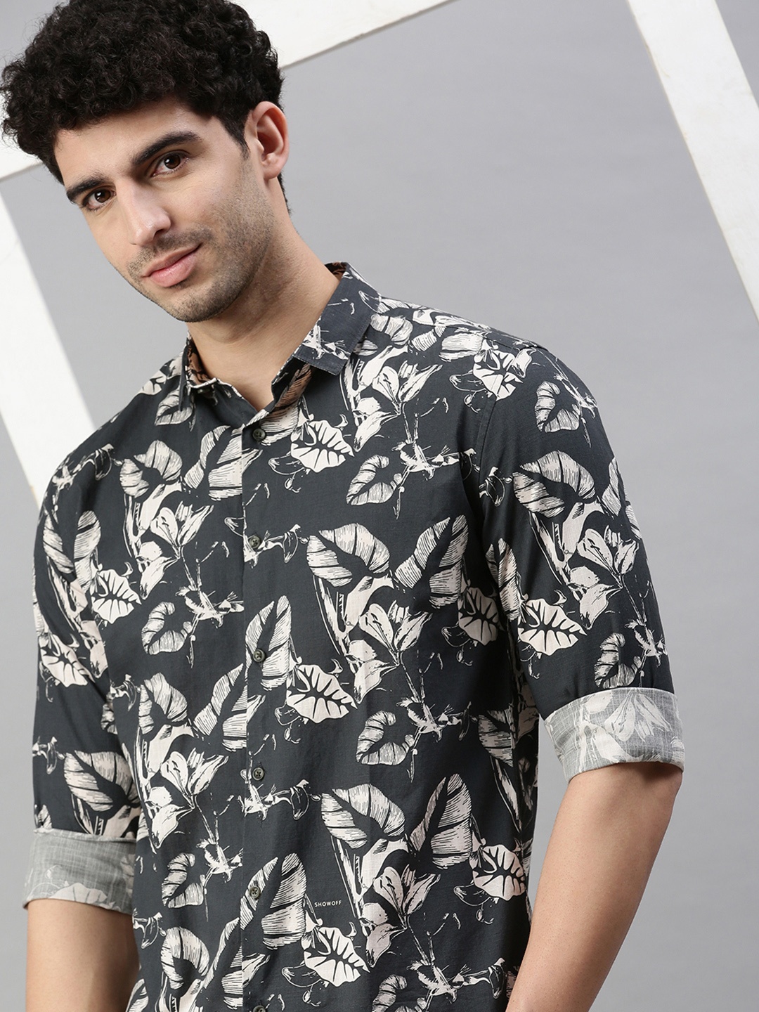 

SHOWOFF Men Grey Floral Printed Classic Slim Fit Casual Shirt