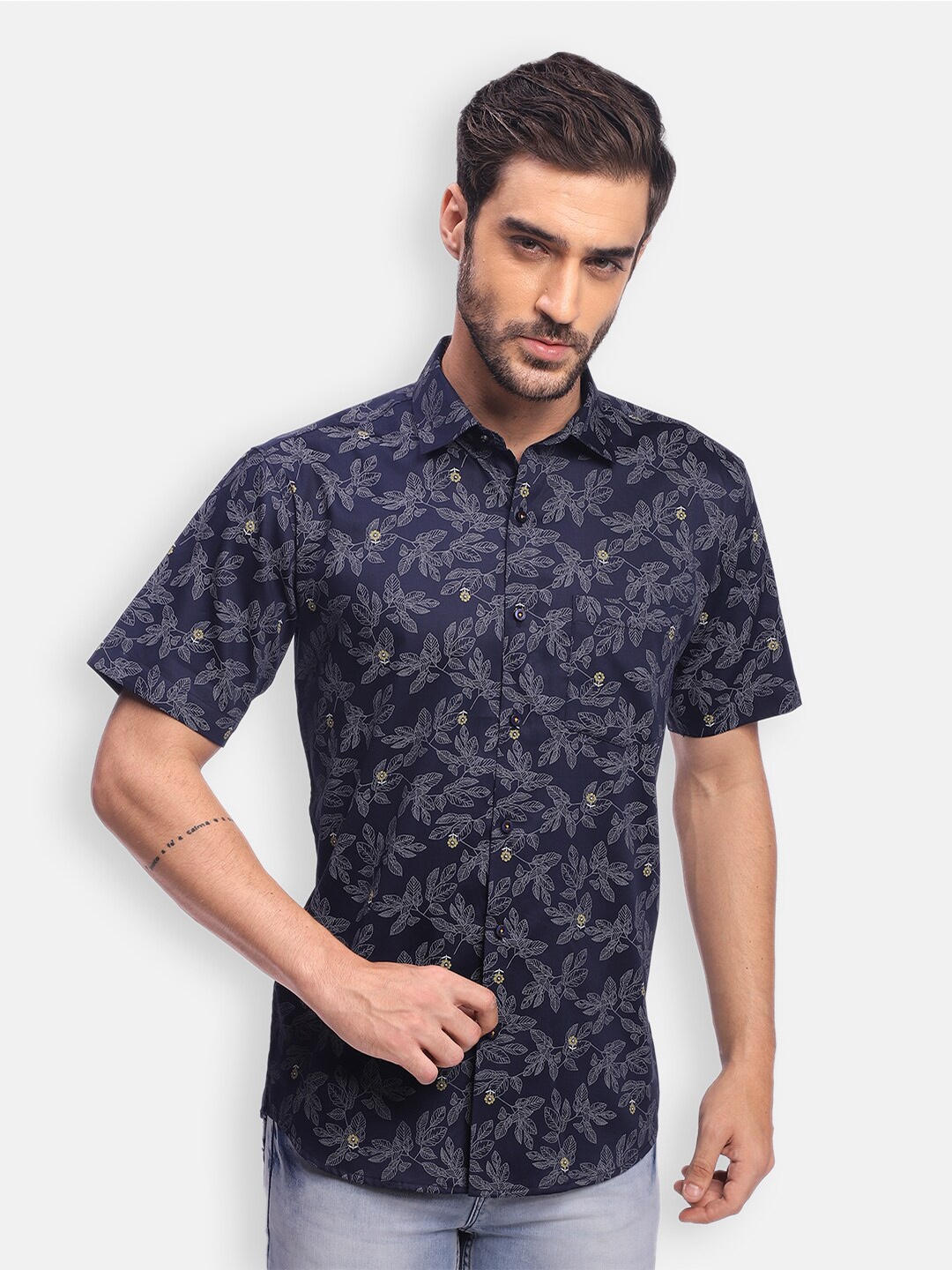 

Zeal Men Navy Blue Standard Floral Printed Pure Cotton Casual Shirt