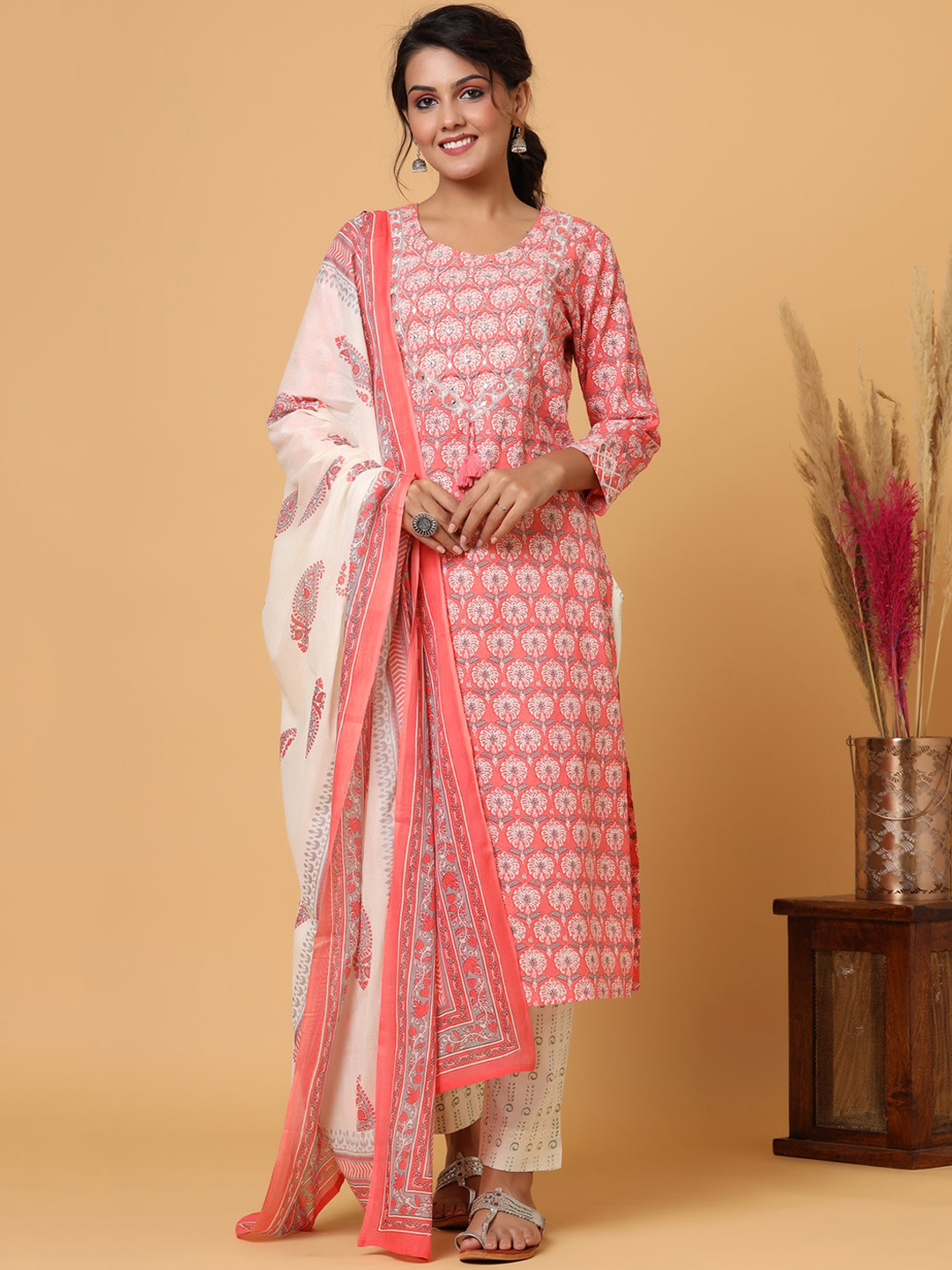 

KAAJH Women Pink & White Floral Printed Cotton Kurta Set