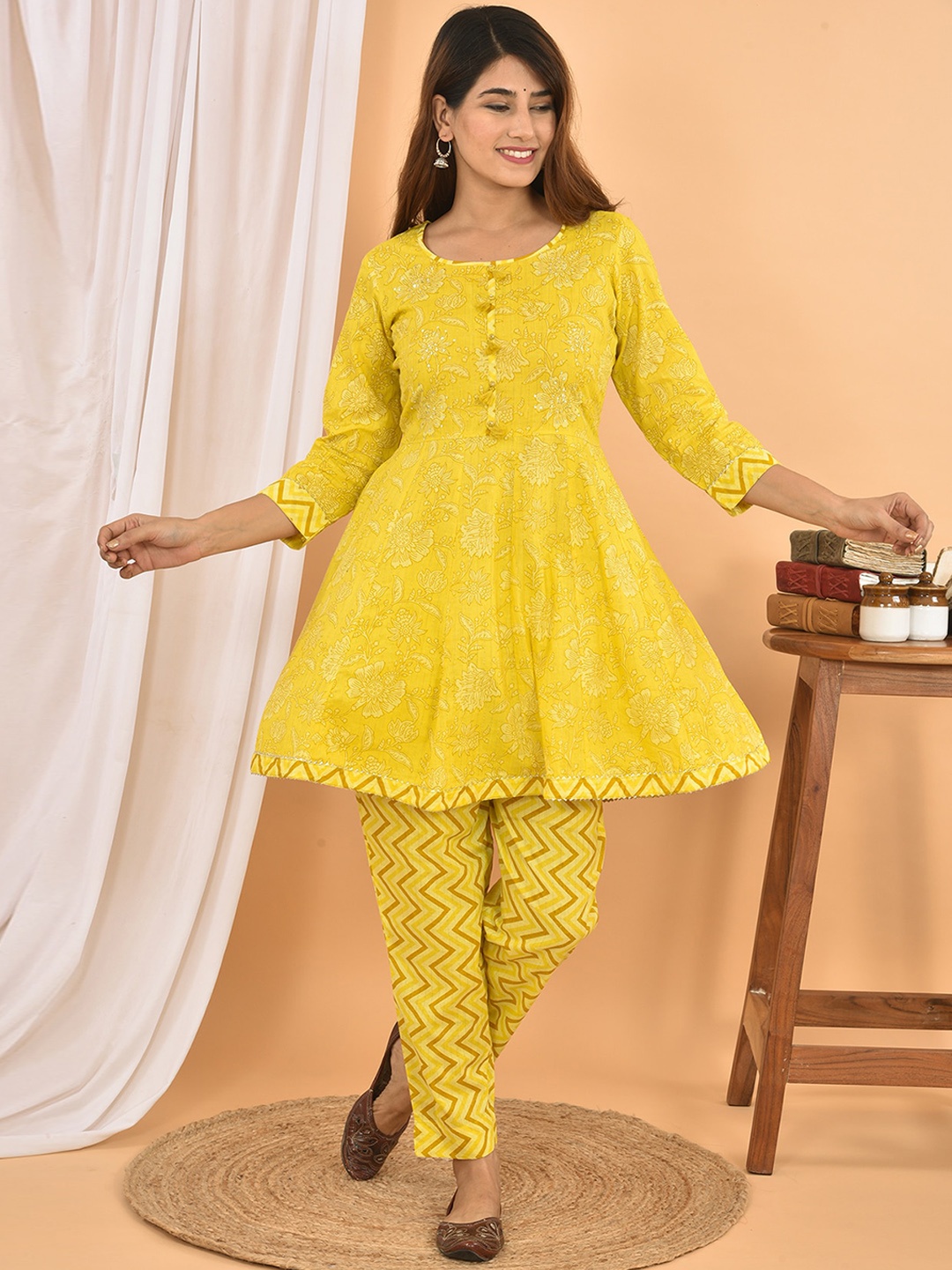 

KAAJH Women Yellow Printed Sequinned Pure Cotton Kurti with Trousers