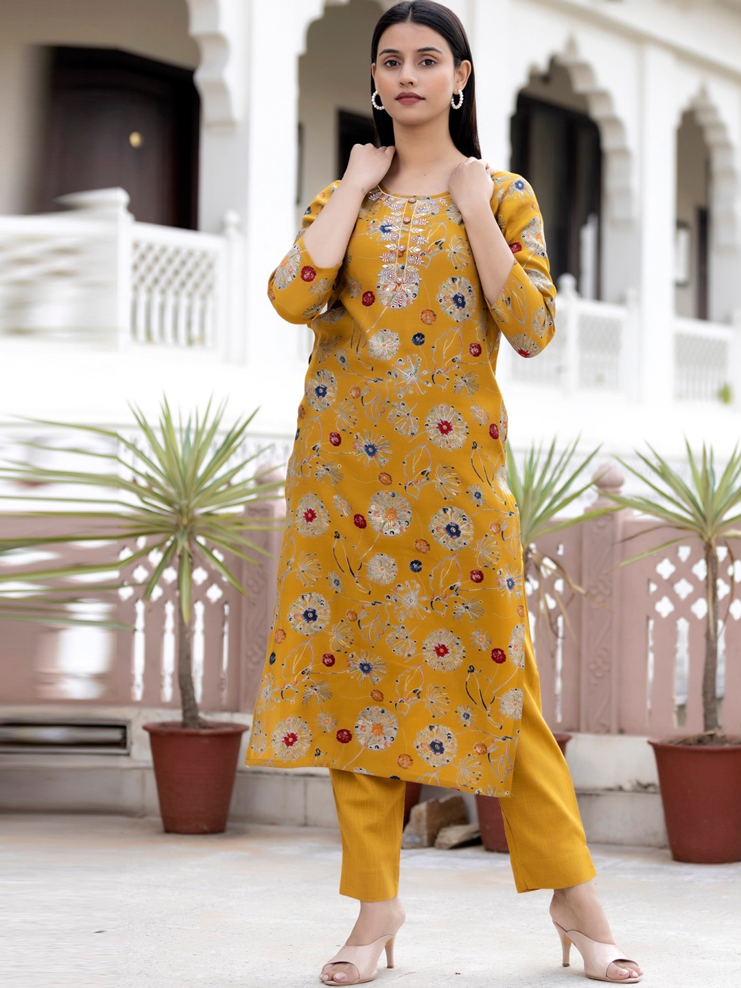 

KAAJH Women Yellow Floral Printed Round Neck Muslin Silk Straight Kurta with Trousers