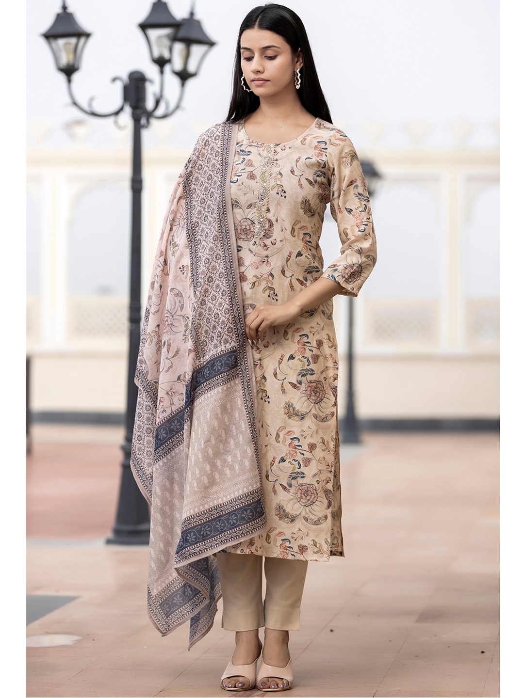 

KAAJH Women Cream-Coloured Printed Pure Silk Kurta With Trousers & Dupatta