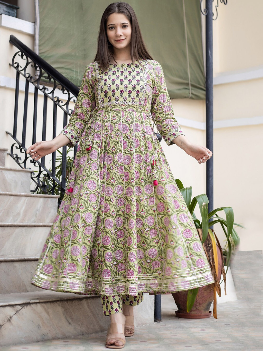 

KAAJH Women Green Floral Printed Pure Cotton Kurta with Trousers