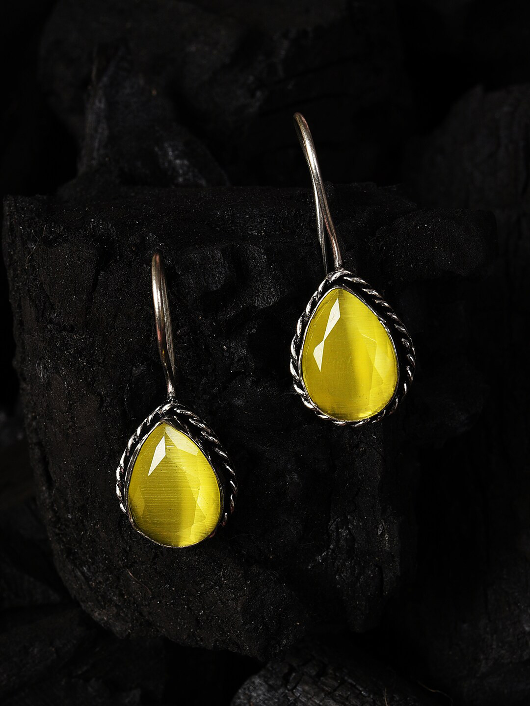 

SOHI Yellow Contemporary Drop Earrings