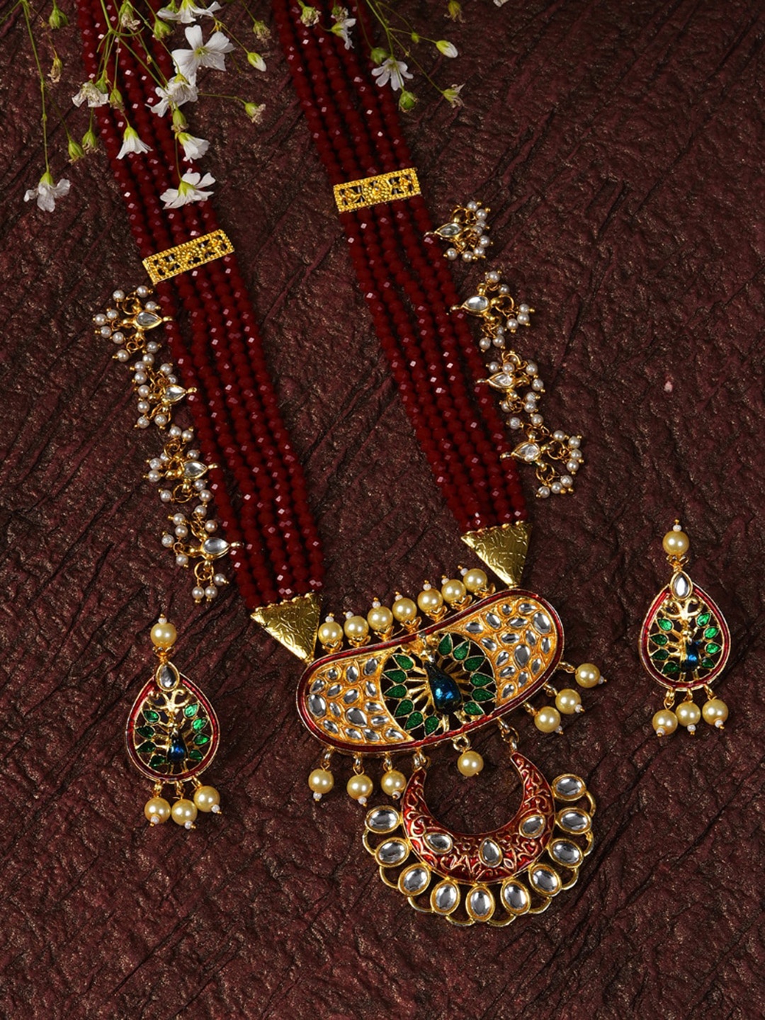 

SOHI Gold-Plated White & Maroon Kundan-Studded & Pearl Beaded Jewellery Set