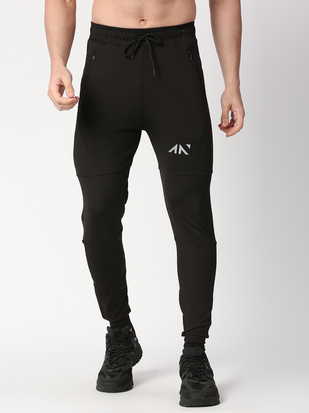 

AESTHETIC NATION Men Black Slim-Fit Rapid-Dry Joggers