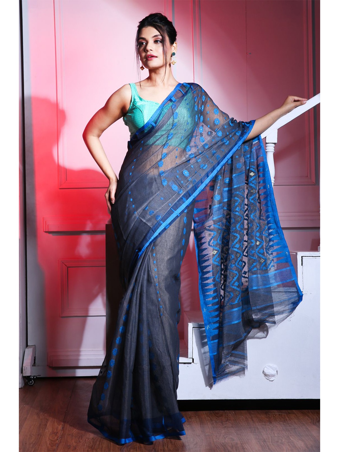 

Charukriti Grey & Blue Floral Silk Cotton Jamdani Saree