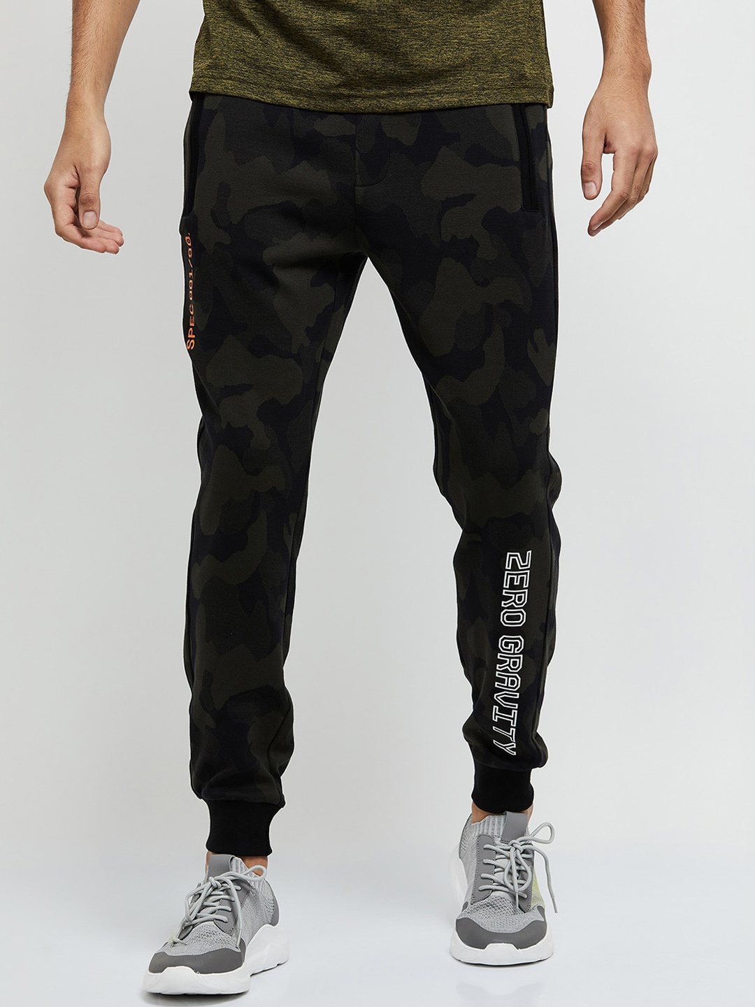 

max Men Olive Green & Black Camouflage Printed Joggers