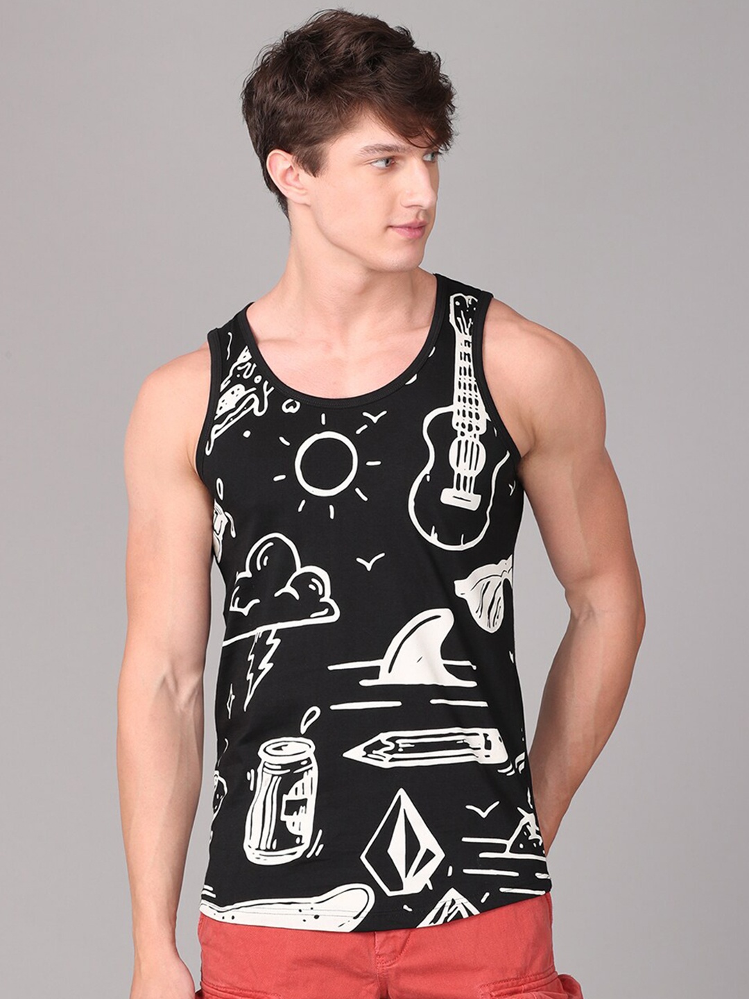 

IMYOUNG Men Black & White Cotton Printed T-shirt