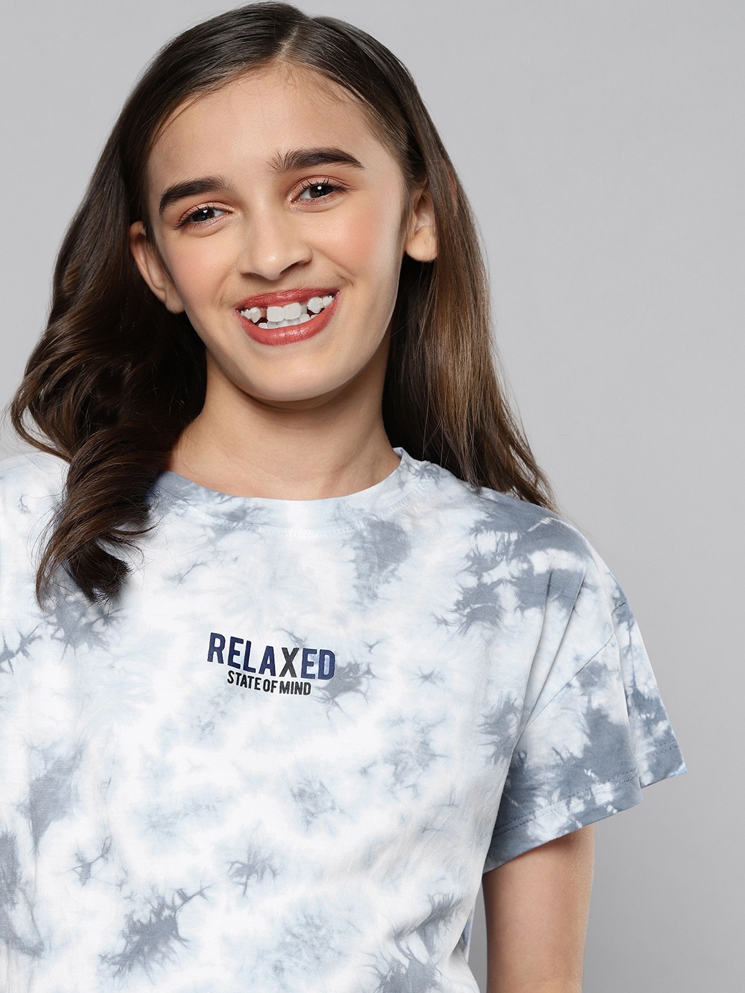 

M&H Juniors Girls White & Blue Tie and Dye Printed Pure Cotton T-shirt