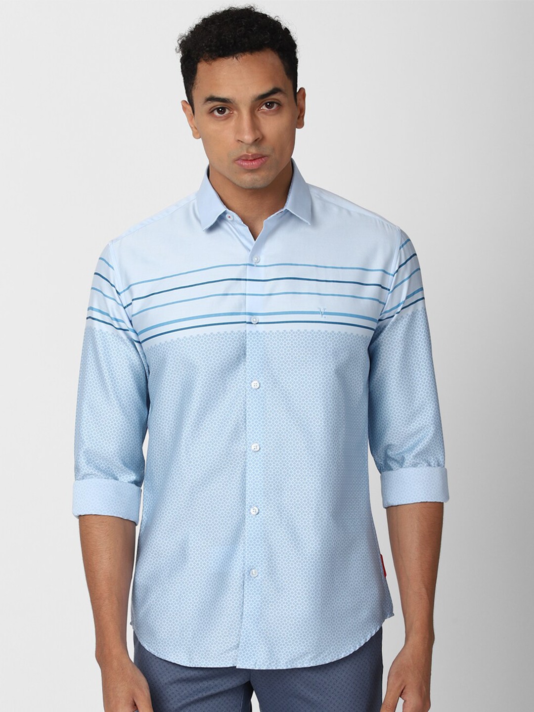 

V Dot Men Blue Slim Fit Horizontal Striped Casual Shirt