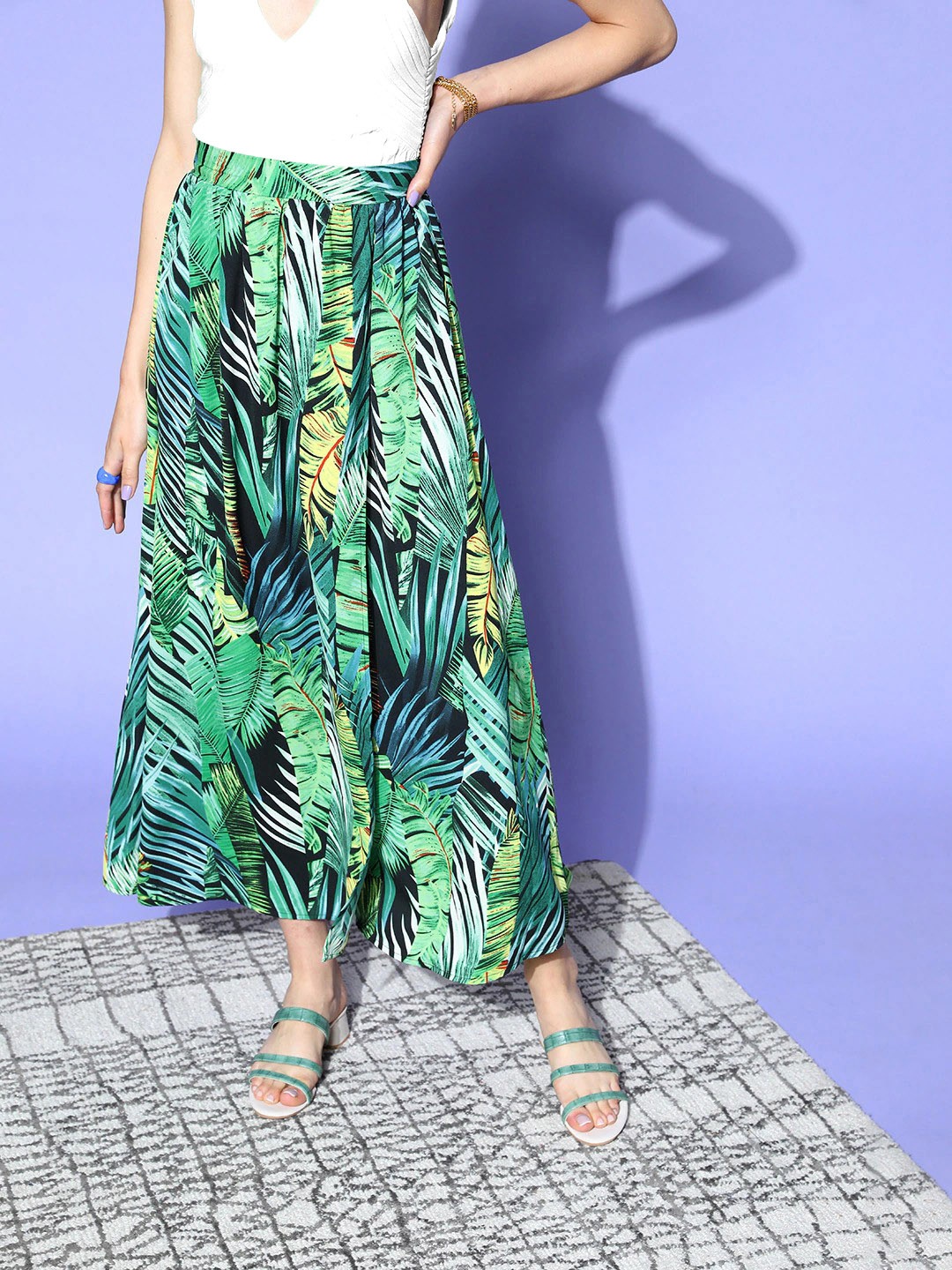 

Berrylush Women Green Tropical Print High-Slit Midi A-Line Skirt