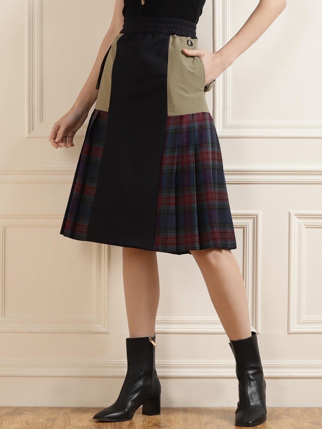 

Fred Perry Women Navy Blue & Red Checked A-line Skirt