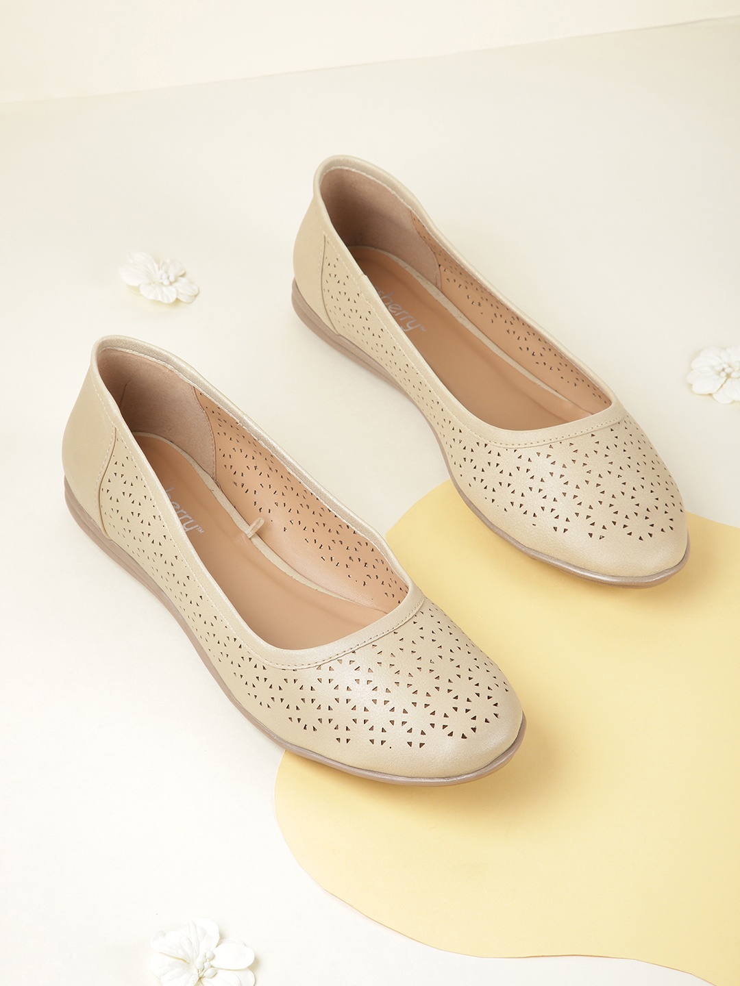 

DressBerry Women Ballerinas with Laser Cut Detail, Beige