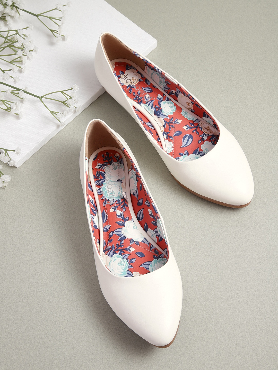 

DressBerry Women White Solid Ballerinas