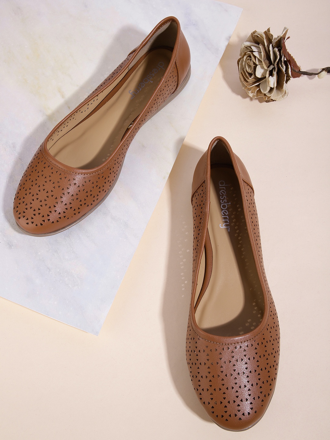 

DressBerry Women Ballerinas with Laser Cut Detail, Brown