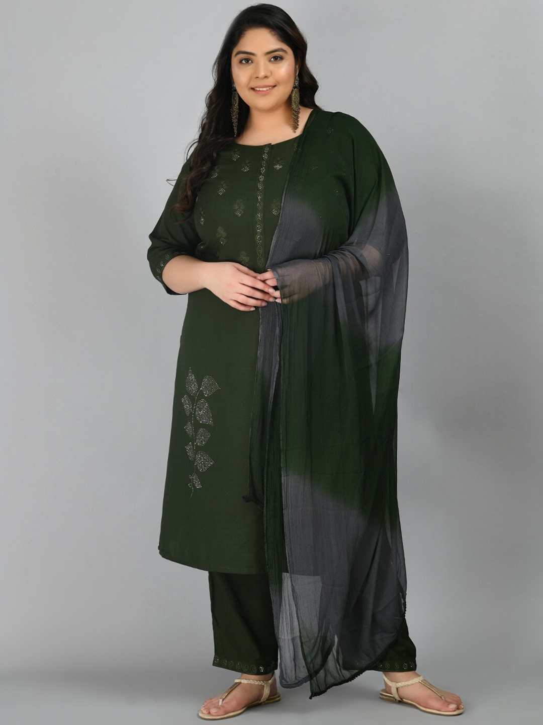 

PrettyPlus by Desinoor.com Women Plus Size Green Flora Straight Kurta Set & Dupatta