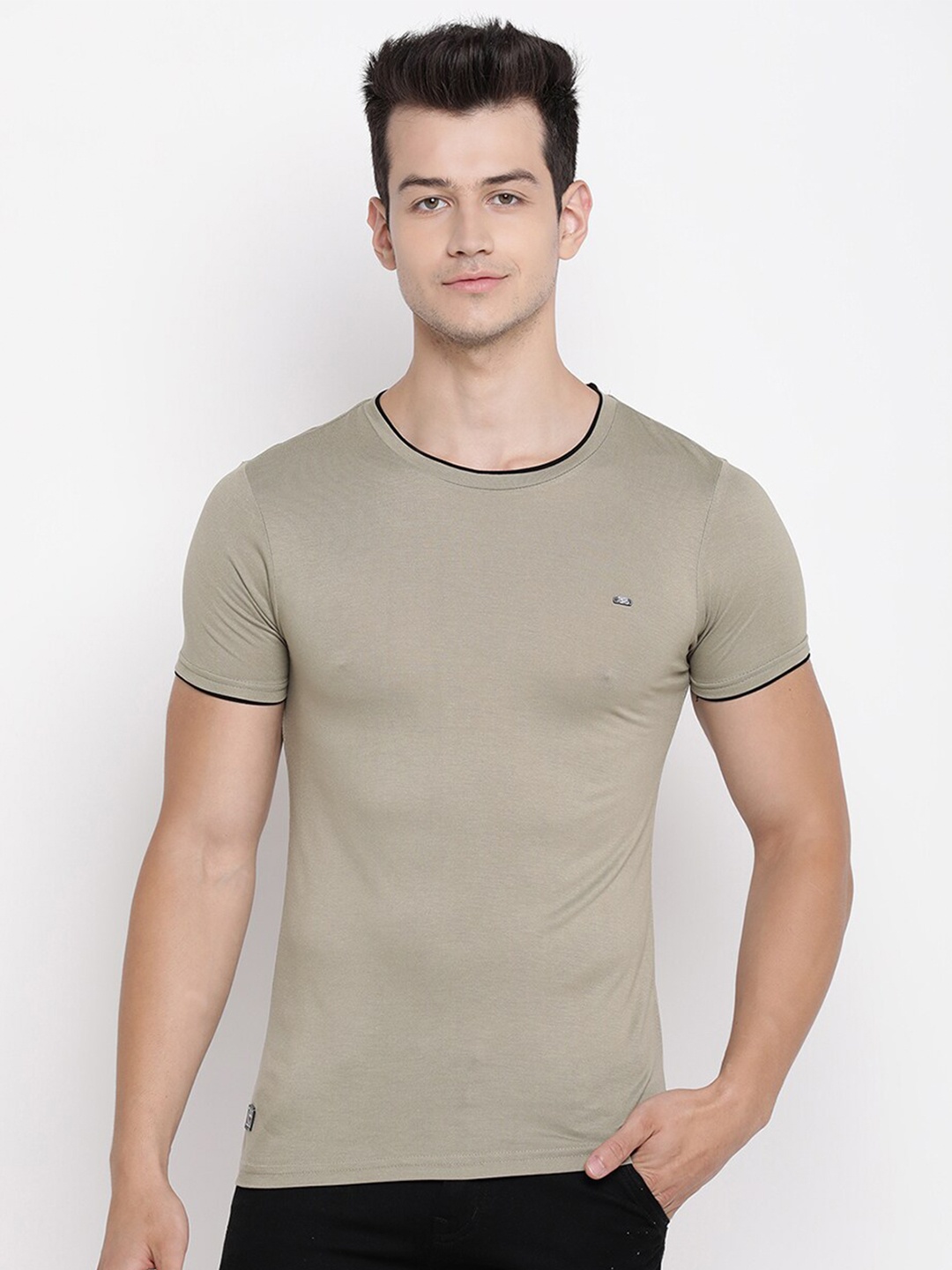 

V2 Value & Variety Men Green Solid T-shirt