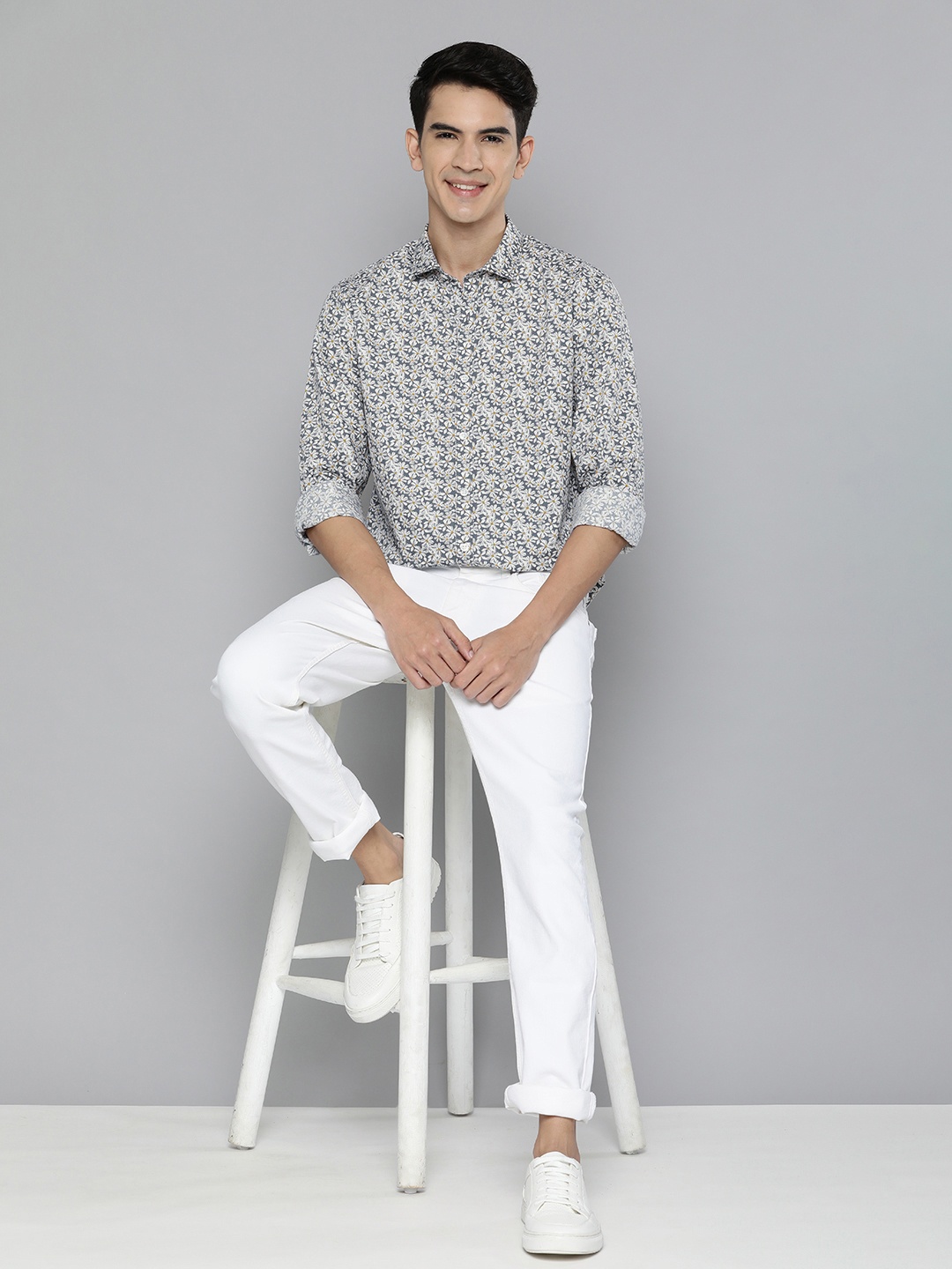 

Mast & Harbour Men Grey Regular Fit Floral Opaque Printed Pure Cotton Casual Shirt